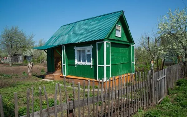 Маленький дачный домик с небольшим земельным участком для посадки растений