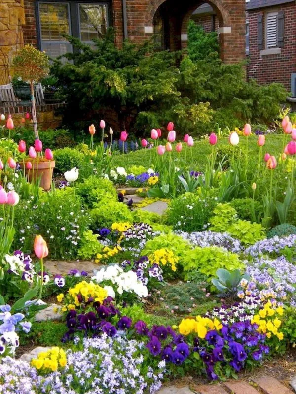 Красивые цветники в саду