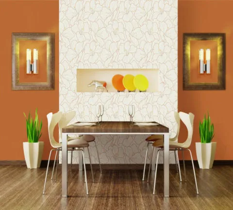 Акцентная стена, оклеенная флизелиновыми обоями, четко обозначает границы обеденной зоны на кухне
