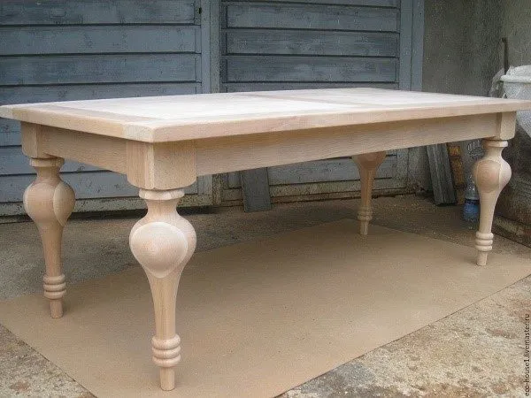Классический вариант стола с деревянными ножками