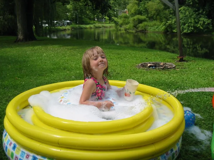 Устройство мини бассейна приведёт малышей в восторг. Достичь этого можно благодаря надувным бассейнам.