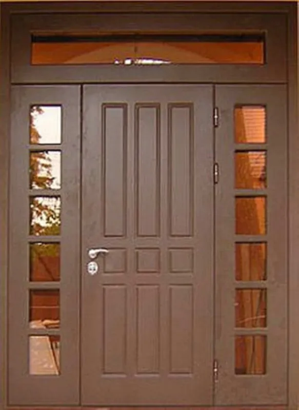 Входные двери с фрамугой в квартиру