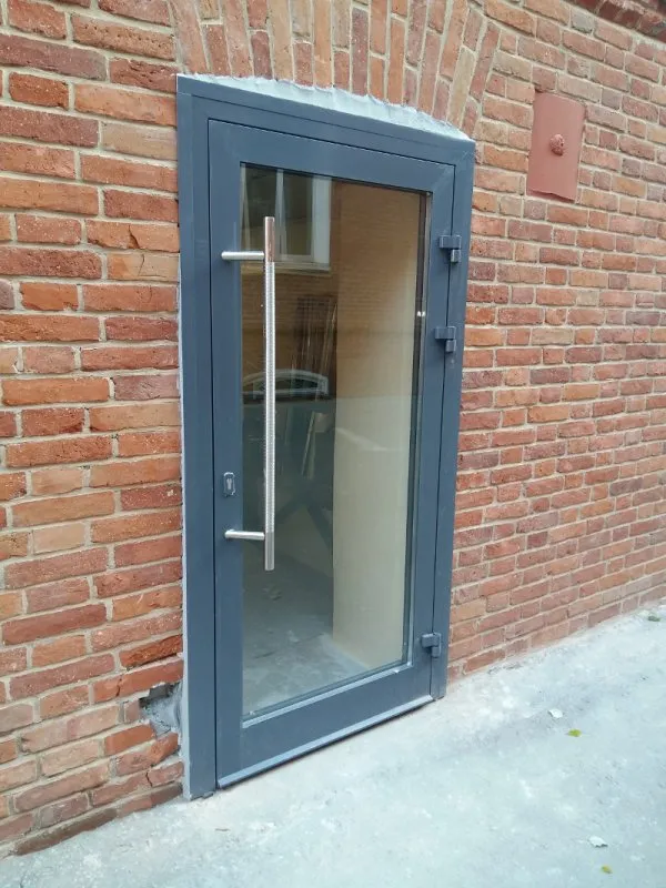 Алюминиевые двери кп45 коричневый
