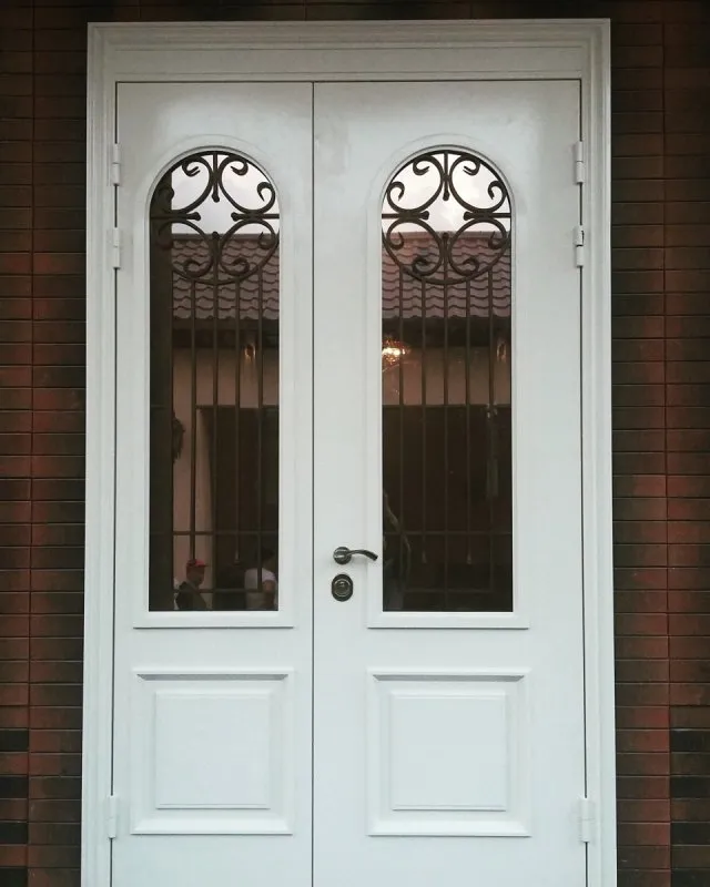 Дверь пластиковая со стеклом входная
