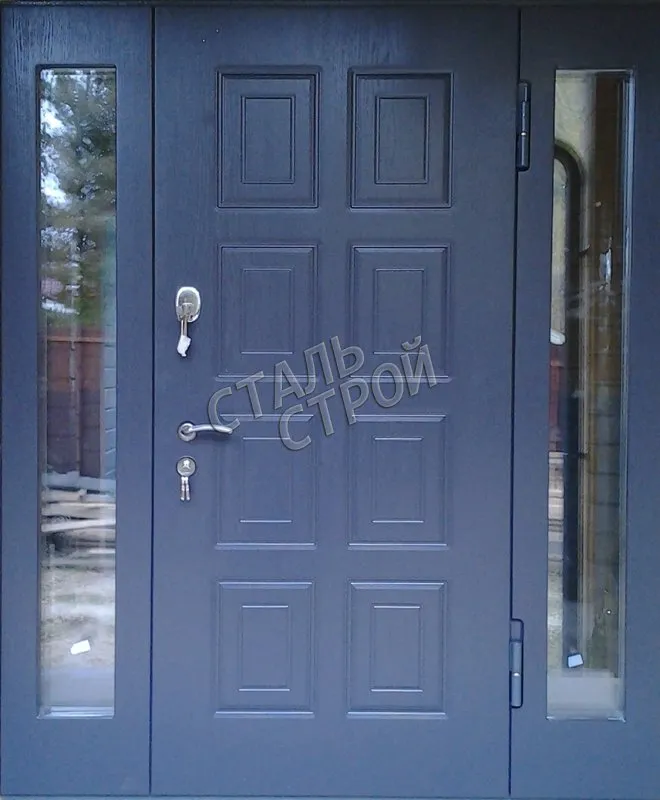 Синяя входная дверь в дом