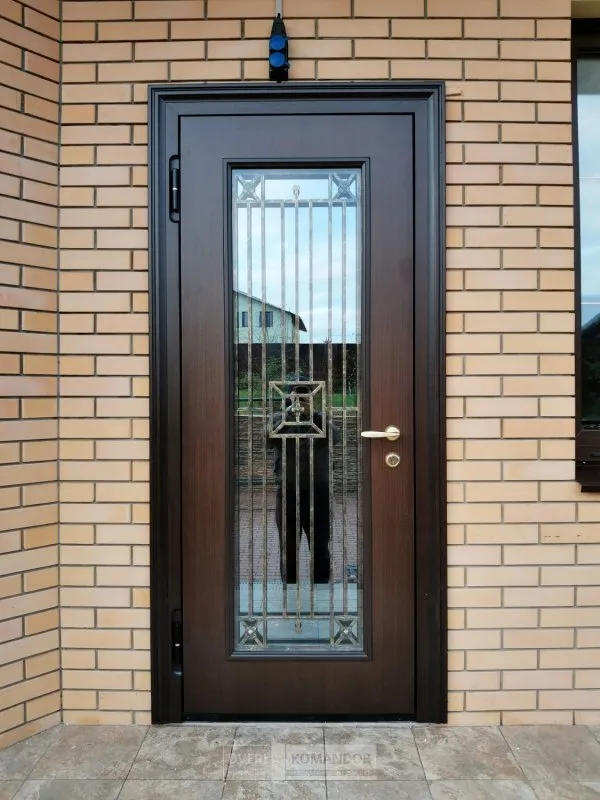 Дверь пластиковая со стеклом входная