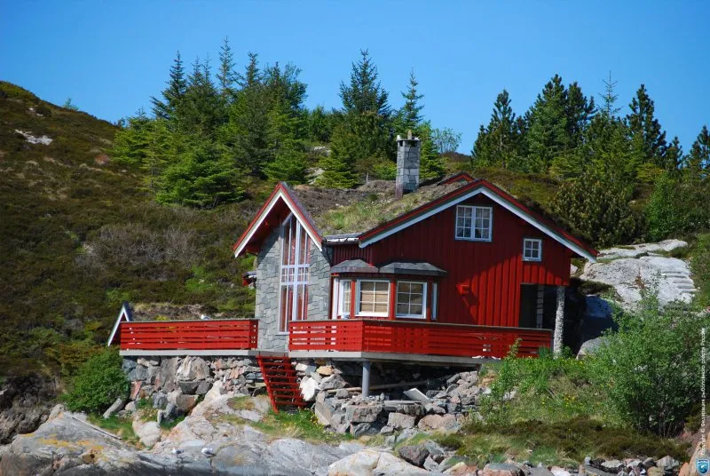 Красивый дом в норвежских фьордах