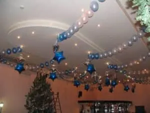 Новогоднее украшение потолка воздушными шариками