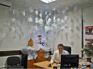 Как украсить потолок к Новому году в офисе