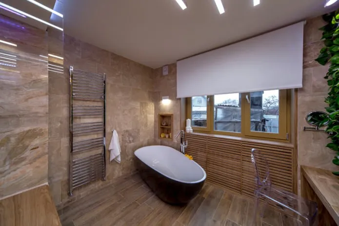 радиаторы в ванной спрятаны с помощью деревянного короба