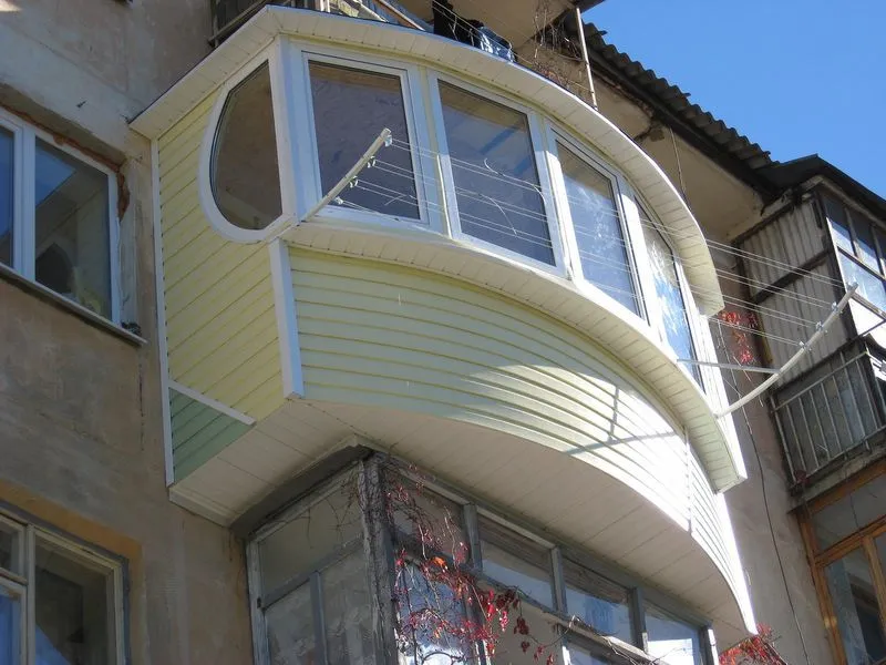 Балкон, отделанный сайдингом