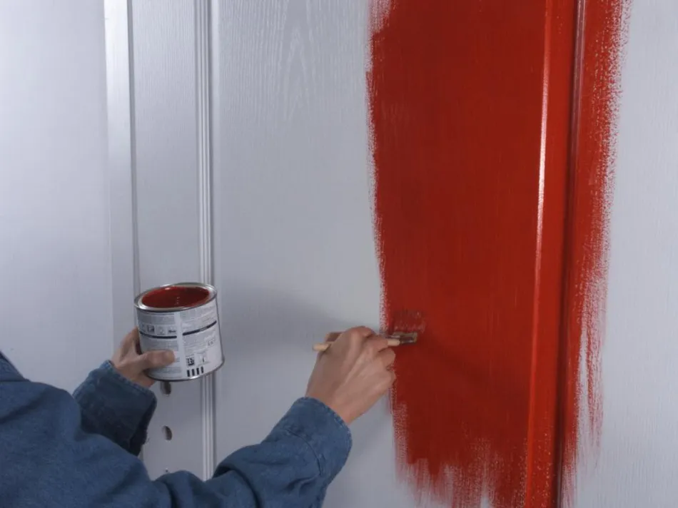 Входную дверь можно просто перекрасить