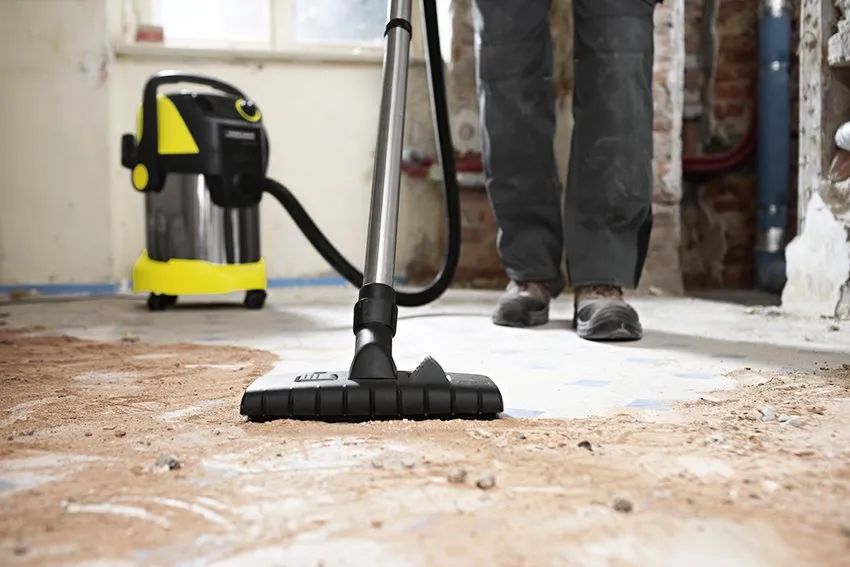Перед нанесением самовыравнивающейся смеси бетонный пол тщательно очищают