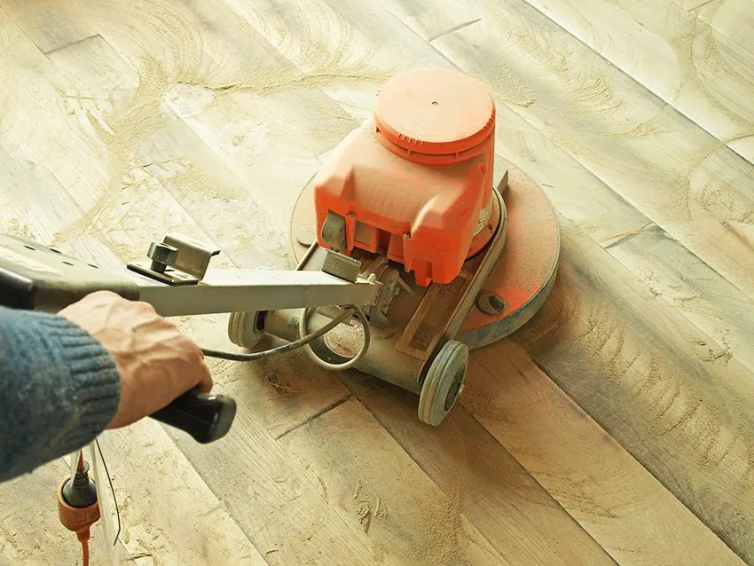 Заливая пол на деревянное покрытие, следует обработать дерево с помощью шлифовальной машинки
