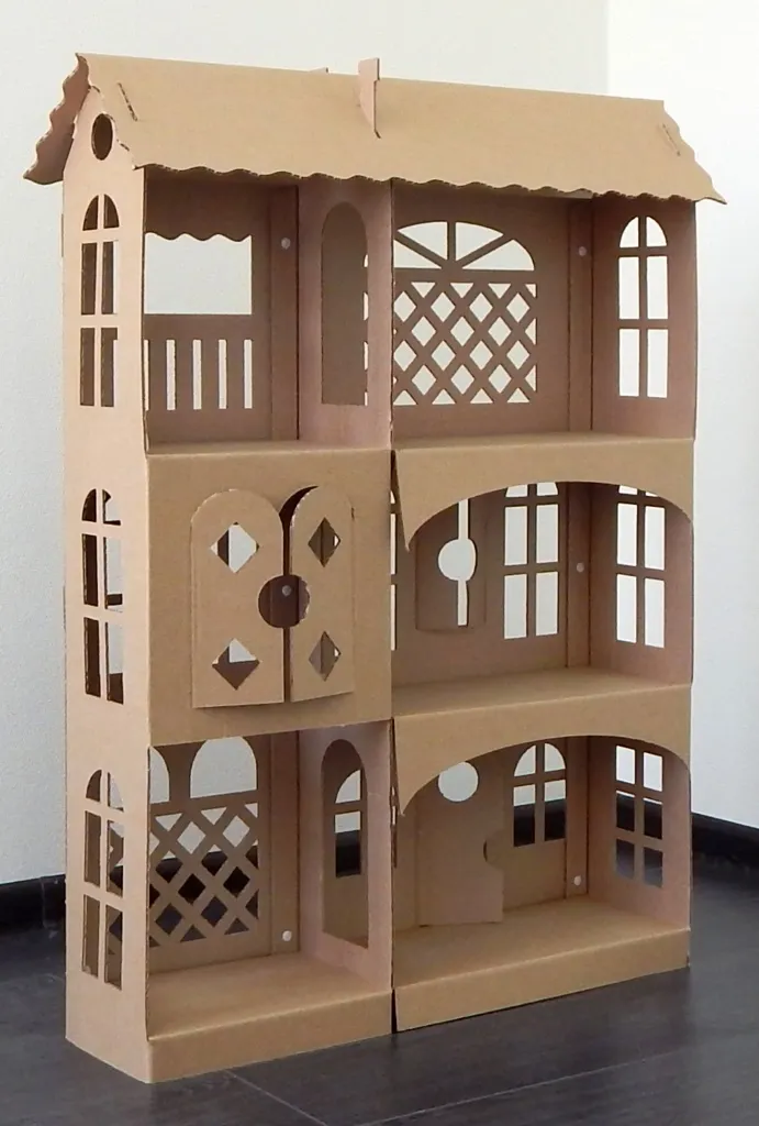 Красивый кукольный домик с окнами, дверями, сделанный из шести коробок