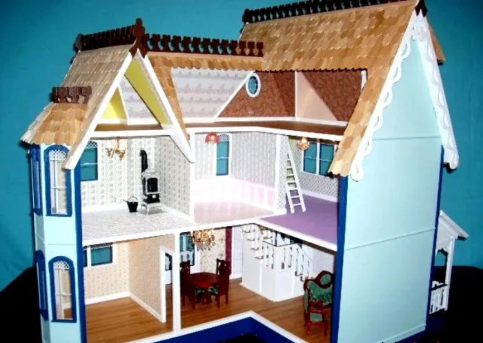 Яркого цвета домик в два этажа для куклы Барби