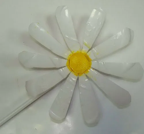как сделать цветы из пластиковых бутылок 7