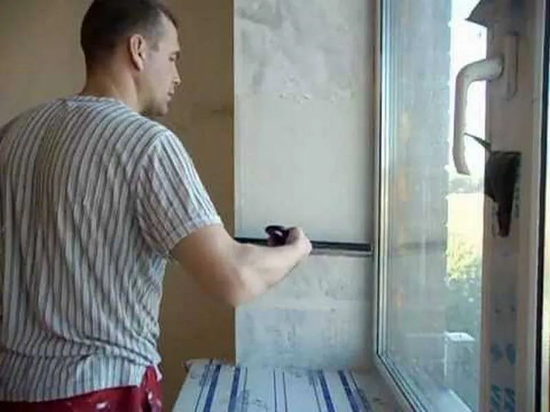 Как выполнить шпаклевку откосов на окнах?