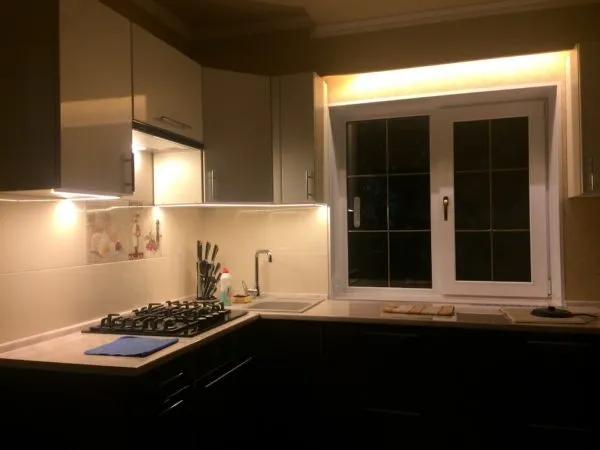 Дизайн кухни с окном в рабочей зоне - оформление интерьера и рабочей поверхности