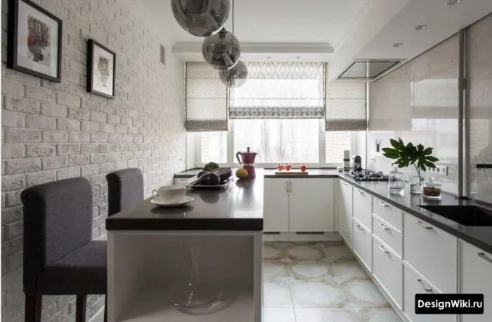Серые полупрозрачные короткие шторы в белой кухне