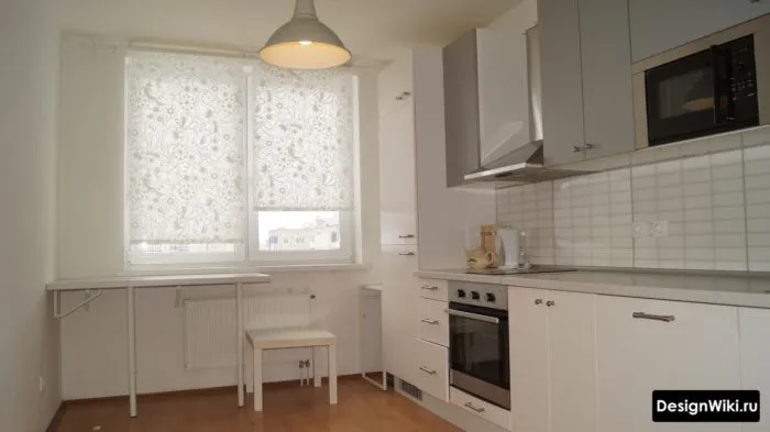 Белые узорчатые рулонные шторы на белой кухне