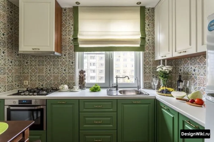 Зеленые короткие шторы на кухне