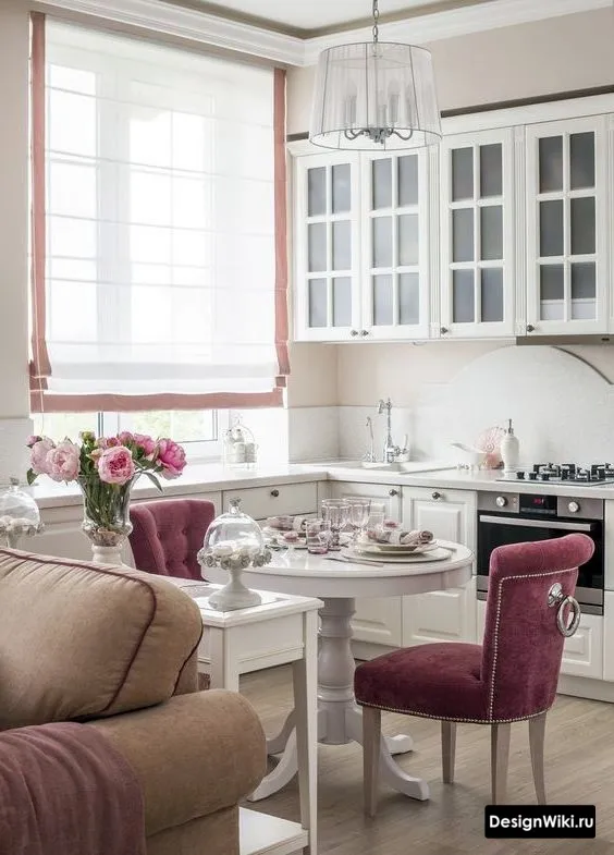 Розовые и белые римские шторы на кухне