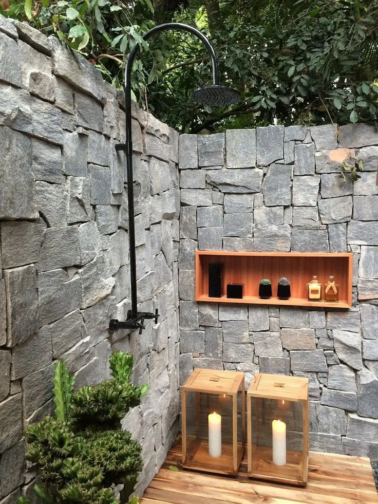 Основательный и практичный летний душ из камня в эко стиле