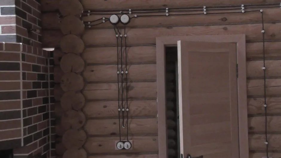 Проводка на изоляторах в деревянном доме