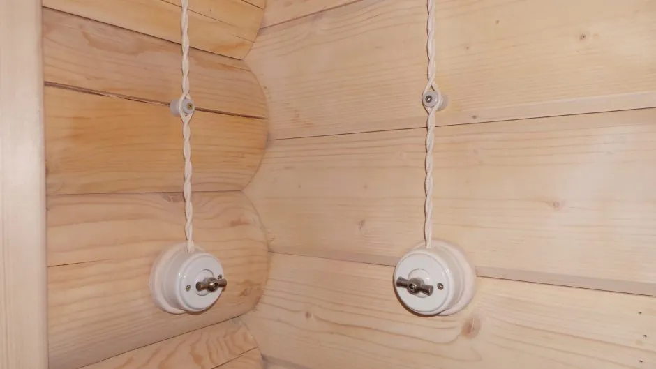 Декоративная электропроводка в деревянном доме