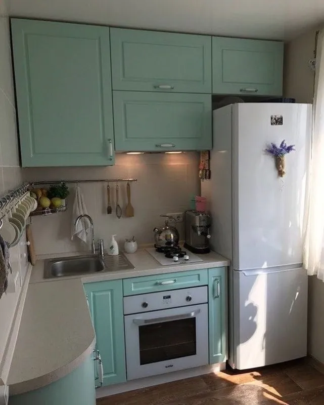 Угловая кухня хрущевка 5кв м с холодильником