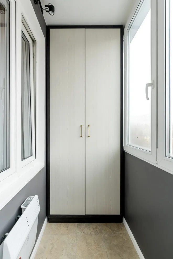 Белый шкаф с дверями