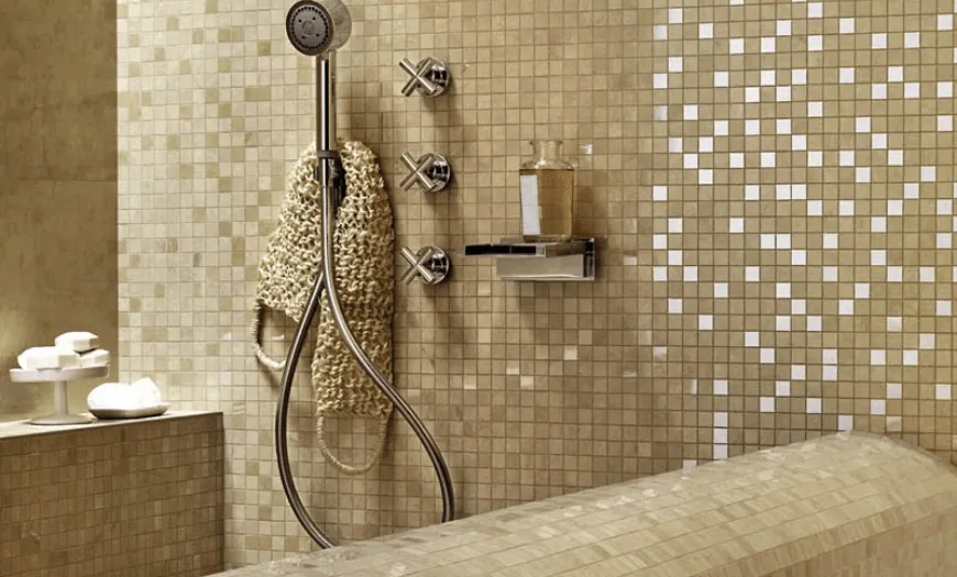 мозайка на стенах в ванной