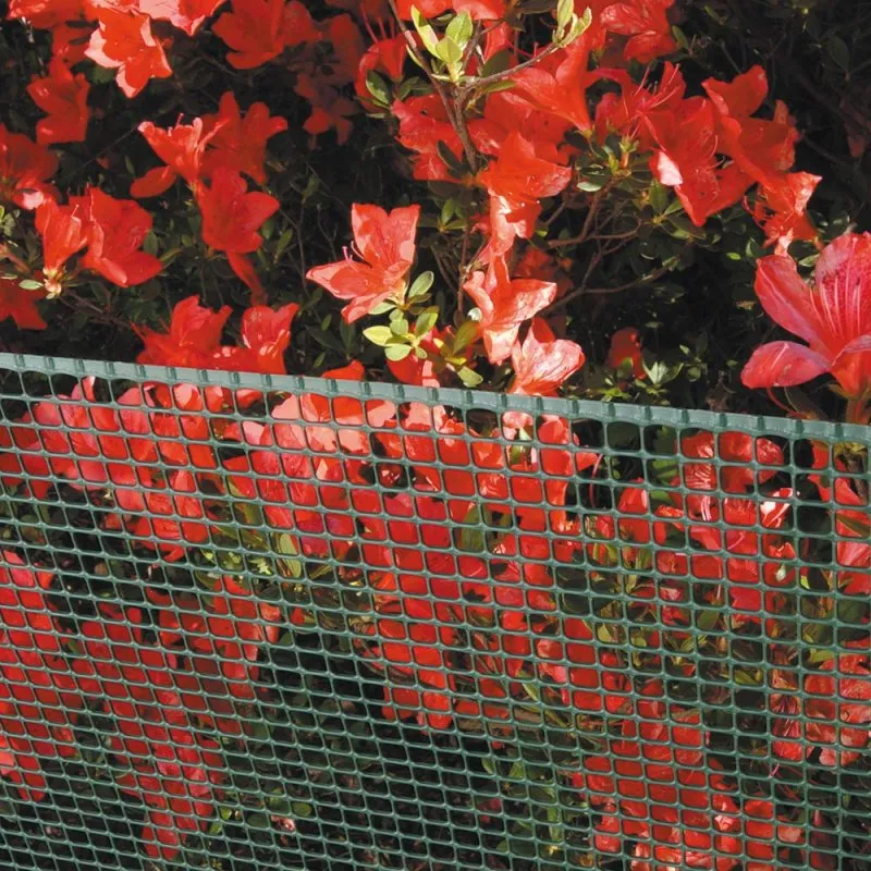 Забор из садовой пластиковой сетки для клумбы